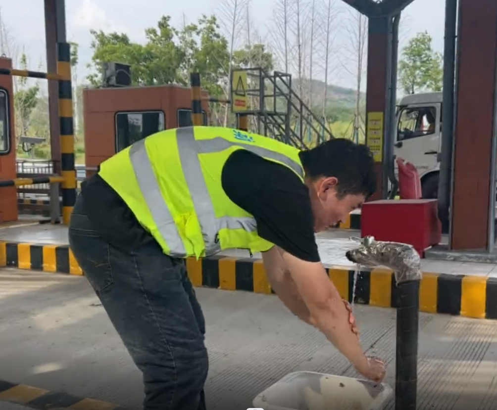 感動故事匯：汗水詮釋感動擔當，我們與酷暑“正面剛”！